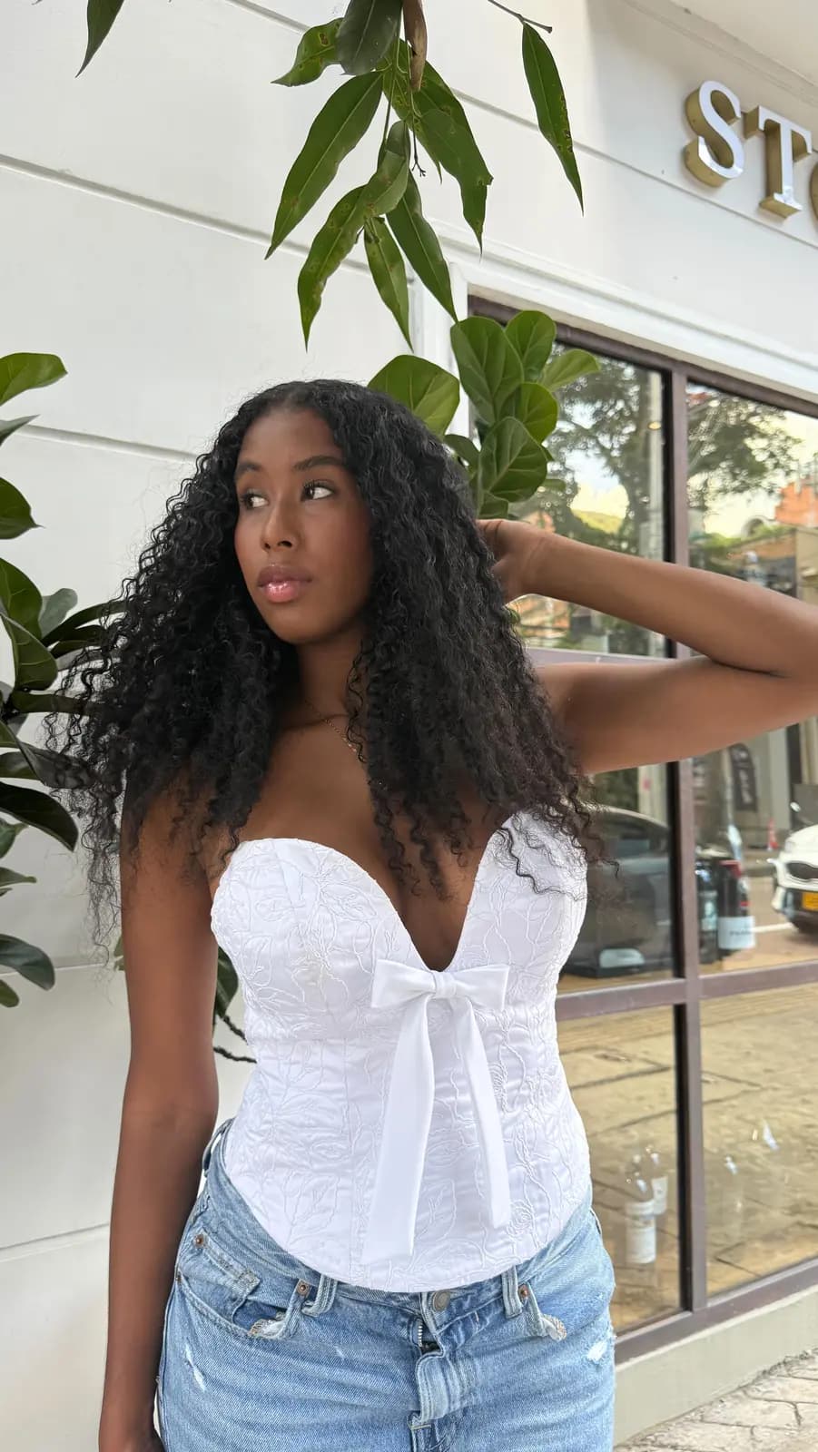 Mujer con corset blanco EvabyValentina en un interior clásico