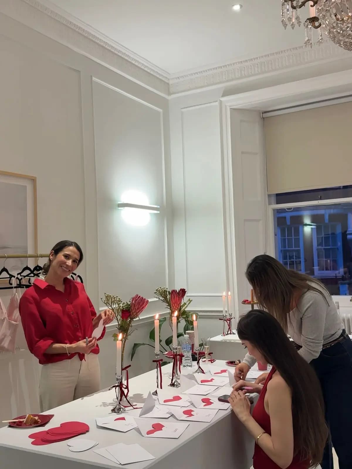 Mesa con velas y flores preparada para un encuentro