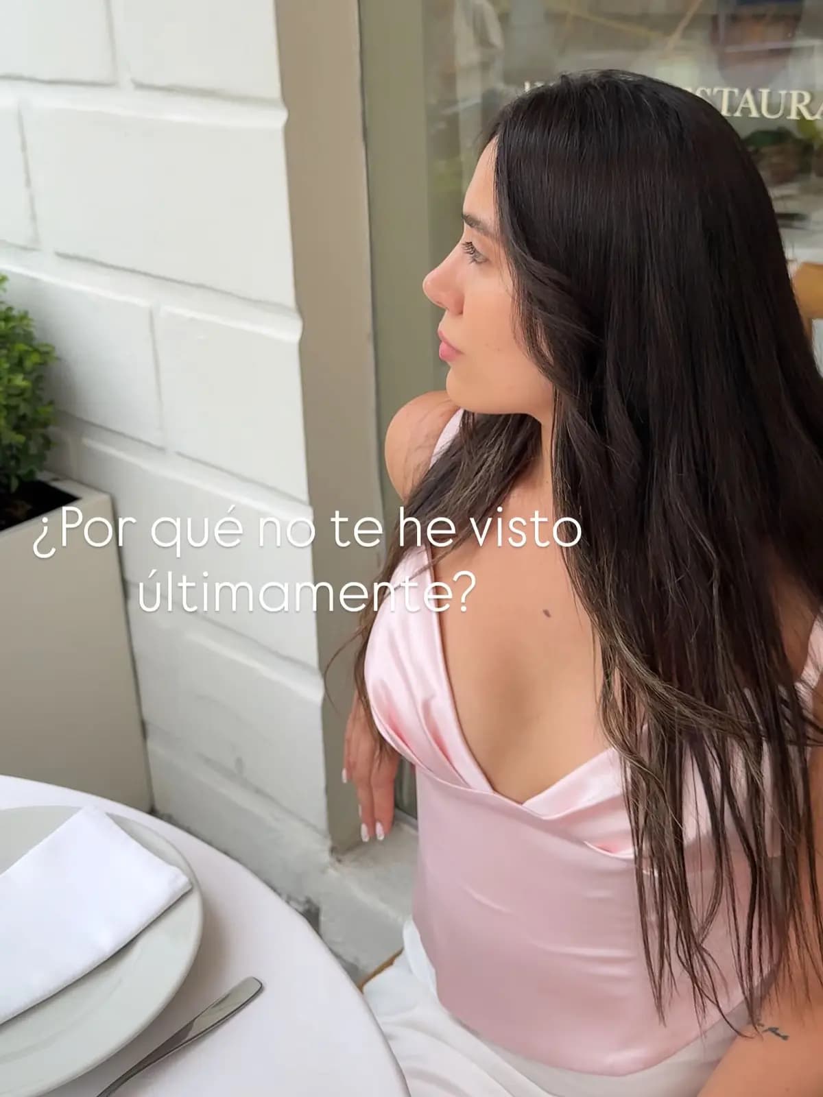 Corset rosa en un restaurante