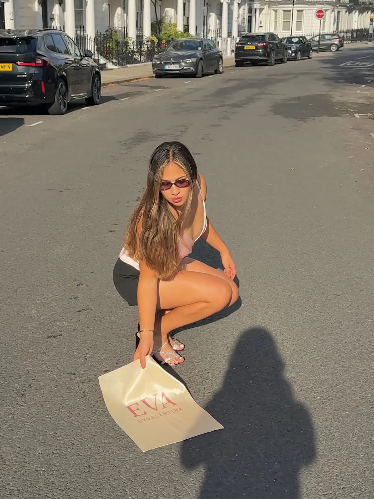 Mujer sentada en una calle de Londres con una bolsa de EvabyValentina