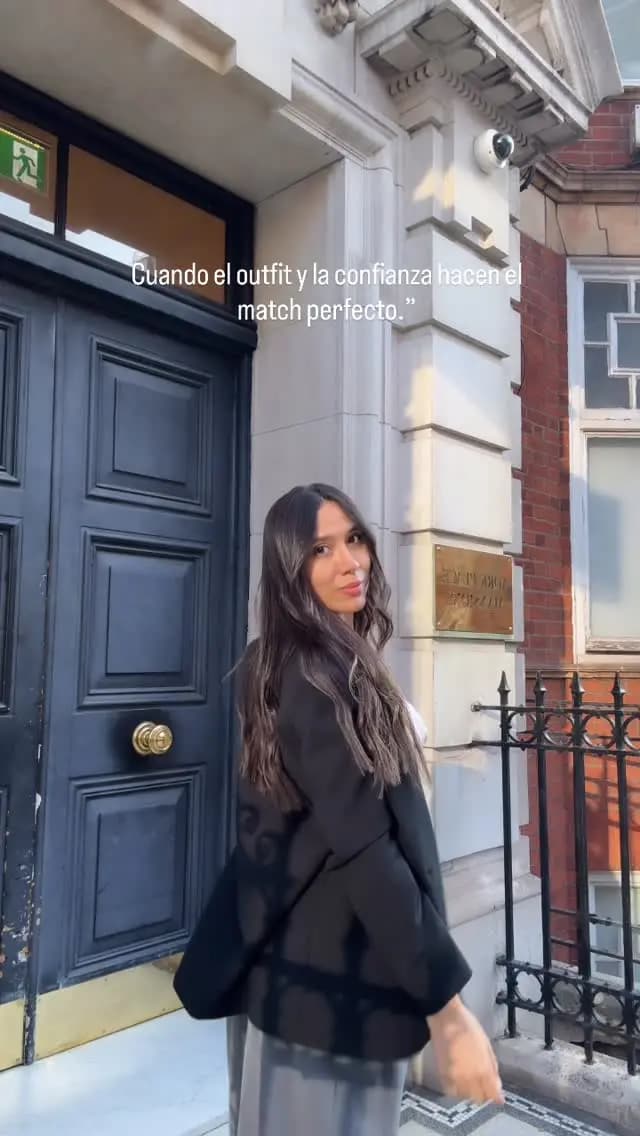 Editorial en Londres: abrigo negro frente a una puerta azul
