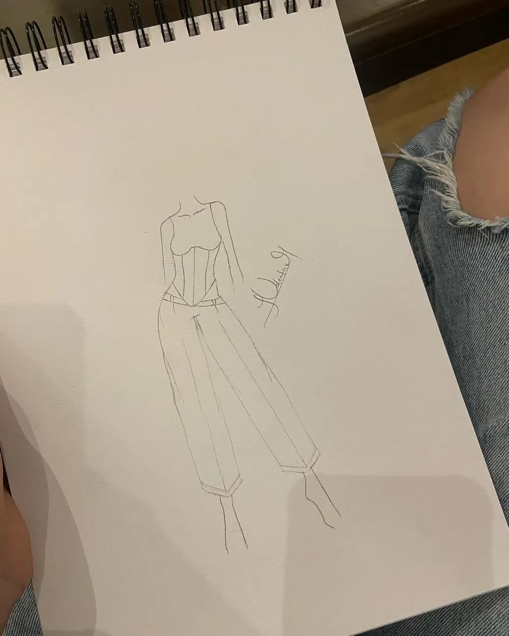 Boceto a lápiz de un corset con pantalón palazzo, firmado por Valentina