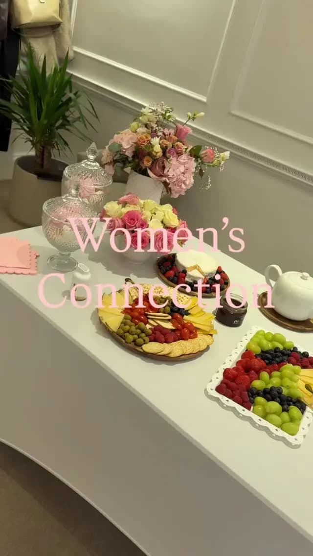 Mesa con flores en un encuentro de Women's Connection